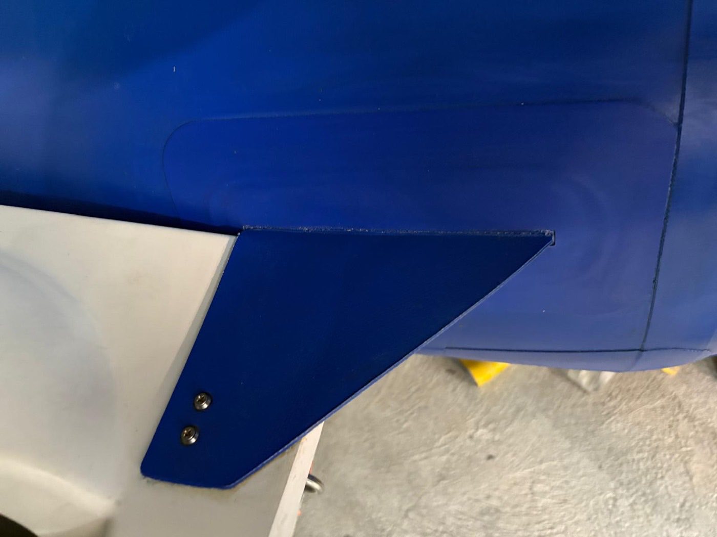 Renfort arrière posé sur un flotteur bleu, découpe et collage propres